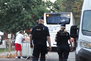 policjanci podczas patrolu pieszego