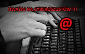 napis uważaj na cyberoszustów @ oraz czarnobiałe zdjęcie dłoni piszących palcami po klawiaturze komputera