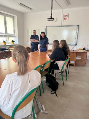 policjanci podczas zajęć z dziećmi