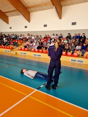 policjanci podczas zajęć z dziećmi