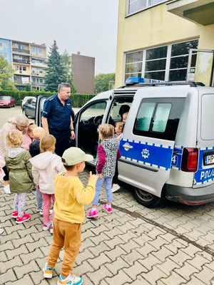 policjanci podczas zajęć z dziećmi na terenie tomaszowskiej komendy