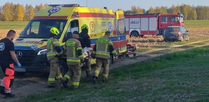 odnalezienie zaginionego i działania służb przy transporcie seniora do karetki pogotowia.