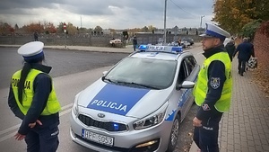 policjanci kierują ruchem i pilnują bezpieczeństwa w rejonach nekropolii.