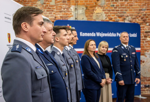 Wyróżnieni wraz z Komendantem Wojewódzkim Policji w Łodzi pozują do pamiątkowego zdjęcia.