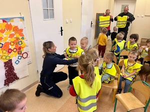 Działania profilaktyczne z udziałem policjantów i dzieci.