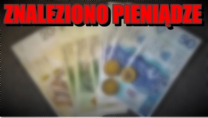 napis znalezione pieniądze na zamglonym tle banknotów i monet.