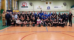Pamiątkowe zdjęcie grupowe po zakończeniu turnieju siatkarskiego.