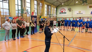 Gala finałowa , wręczenie pucharów, wyróżnień, dyplomów, medali i nagród rzeczowych na głównej płycie boiska mieszczącego się w hali.