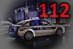 Radiowóz policyjny i wozy bojowe straży pożarnej. W prawy górnym narożniku czerwony napis 112.