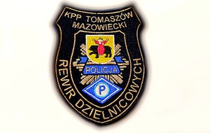 naszywka tarcza na mundur policyjny z napisem KPP Tomaszów Mazowiecki rewir dzielnicowych, policyjną gwiazdą i logo powiatu tomaszowskiego.