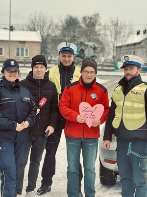 policjanci z Komendy Powiatowej Policji w Tomaszowie Mazowieckim z uczestnikiem akcji Zwolnij! Jak kocha to poczeka