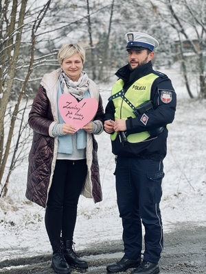 policjant z uczestniczką akcji walentynkowej