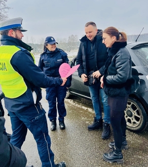 policjanci z Komendy Powiatowej Policji w Tomaszowie Mazowieckim z uczestnikiem akcji Zwolnij! Jak kocha to poczeka