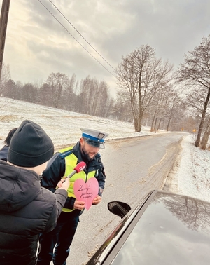 policjant w trakcie akcji walentynkowej