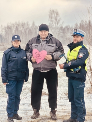 policjanci z Komendy Powiatowej Policji w Tomaszowie Mazowieckim z uczestnikiem akcji Zwolnij! Jak kocha to poczeka