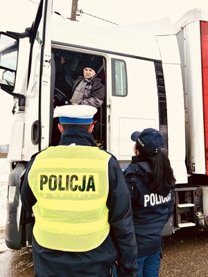 policjanci z Komendy Powiatowej Policji w Tomaszowie Mazowieckim z uczestnikiem akcji Zwolnij! Jak kocha to poczeka