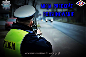 Policjant ruchu drogowego mierzy prędkość nadjeżdżającego pojazdu widocznego w oddali, miernikiem laserowym.
