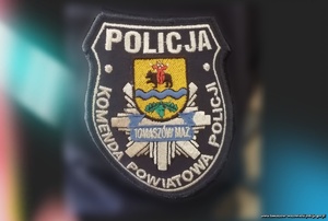 Naszywka na mundur z napisem Policja, Komenda Powiatowa Policji oraz policyjną gwiazdą, godłem powiatu tomaszowskiego i wpisanym tekstem Tomaszów Maz.