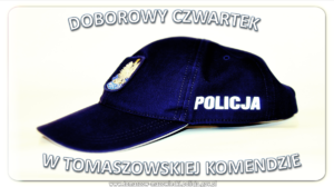 Policyjna czapka na białym tle i napisy ,,doborowy czwartek w tomaszowskiej komendzie&quot;.