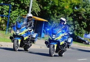 Policjanci ruchu drogowego na policyjnych motocyklach.