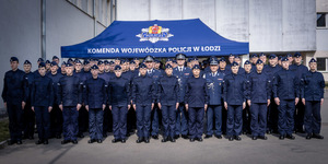 Zdjęcie pamiątkowe policjantów po ślubowaniu wraz z Komendantem Wojewódzkim Policji w Łodzi oraz Przewodniczącym Nieetatowych Związków Zawodowych Policji w Łodzi.