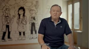 Siedzący mężczyzna.