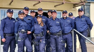 Dzielnicowi w umundurowaniu stoją na schodach prowadzących do wejścia budynku Komendy Powiatowej Policji w Tomaszowie Mazowieckim.