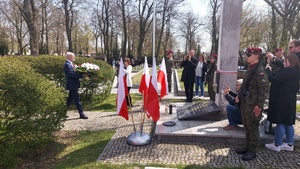 Uczestnicy uroczystości upamiętniającej 85 rocznicę Zbrodni Katyńskiej, na terenie Cmentarza Wojennego w Tomaszowie Mazowieckim składają wieńce.