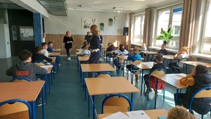 Pisemny test wiedzy. Dzieci siedzą w ławkach.