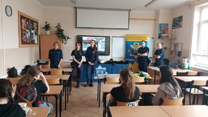 Policjanci i kadeci z klasy o profilu policyjnym prowadzą spotkania z uczniami szkół podstawowych podczas dni otwartych Zespołu Szkół Ponadpodstawowych numer 8 w Tomaszowie Mazowieckim.