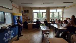 Policjanci i kadeci z klasy o profilu policyjnym prowadzą spotkania z uczniami szkół podstawowych podczas dni otwartych Zespołu Szkół Ponadpodstawowych numer 8 w Tomaszowie Mazowieckim.