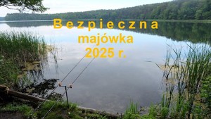 Dwie wędki na brzegu zbiornika wodnego .Dokoła lasy.