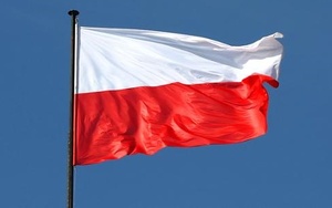 Biało-czerwona flaga Polski powiewająca na maszcie.