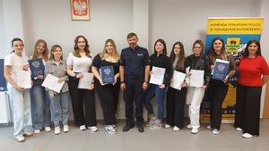 Pamiątkowe zdjęcie kandydatów do służby wraz z policjantem i pracownikiem Zespołu Kadr, po wypełnieniu dokumentacji rekrutacyjnej.