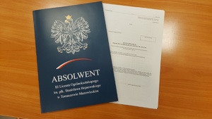 Dokumenty absolwenta szkoły i kwestionariusz kandydata do służby w Policji na blacie stołu.