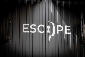 Blach profilowana w ciemnym kolorze z znakiem graficznym akcji ,,Escape Truck".