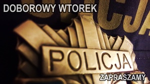 Policyjna odznaka na mundurze z napisami Policja. Da zdjęciu napisy Doborowy Wtorek Zapraszamy.
