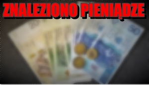 Napis w kolorze czerwonym - znaleziono pieniądze. Tło stanowi fotografia banknotów i bilonu. Zdjęcie ,,rozmyte&quot;.