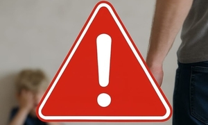 Plakat informujący 4 czerwca - Międzynarodowy Dzień Dzieci Będących Ofiarami Agresji. Widoczny trójkąt w kolorze czerwonym z wykrzyknikiem. Na rozmytym tle widoczna osoba dorosła i dziecko trzymające głowę między rękoma,.