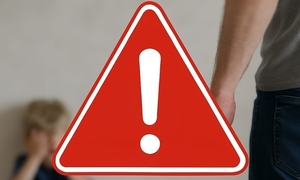 Plakat informujący 4 czerwca - Międzynarodowy Dzień Dzieci Będących Ofiarami Agresji. Widoczny trójkąt w kolorze czerwonym z wykrzyknikiem. Na rozmytym tle widoczna osoba dorosła i dziecko trzymające głowę między rękoma,.