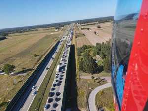 Zdjęcie trasy na której odbywa się ruch pojazdów z pokładu policyjnego śmigłowca.