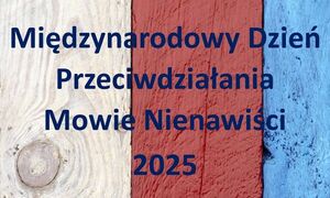 Grafika na trójkolorowym tle. Napis o  treści Międzynarodowy Dzień Przeciwdziałania Mowie Nienawiści.