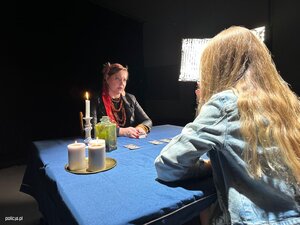 Na zdjęciu dwie kobiety siedzące przy stole.