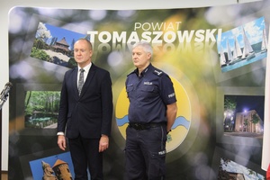 Pamiątkowe zdjęcia z podpisania porozumienia we wnętrzu sali konferencyjnej Starostwa Powiatowego w Tomaszowie Mazowieckim.