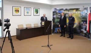 Pamiątkowe zdjęcia z podpisania porozumienia we wnętrzu sali konferencyjnej Starostwa Powiatowego w Tomaszowie Mazowieckim.