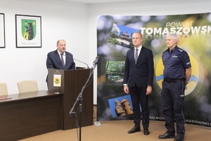 Pamiątkowe zdjęcia z podpisania porozumienia we wnętrzu sali konferencyjnej Starostwa Powiatowego w Tomaszowie Mazowieckim.