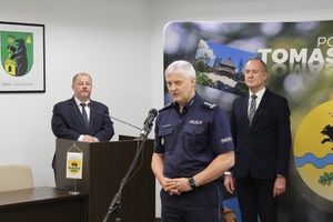 Pamiątkowe zdjęcia z podpisania porozumienia we wnętrzu sali konferencyjnej Starostwa Powiatowego w Tomaszowie Mazowieckim.