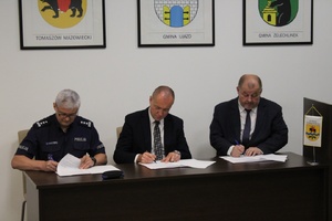 Pamiątkowe zdjęcia z podpisania porozumienia we wnętrzu sali konferencyjnej Starostwa Powiatowego w Tomaszowie Mazowieckim.