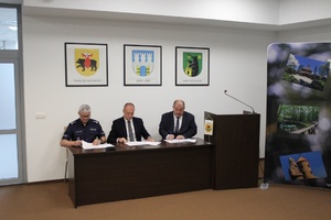Pamiątkowe zdjęcia z podpisania porozumienia we wnętrzu sali konferencyjnej Starostwa Powiatowego w Tomaszowie Mazowieckim.