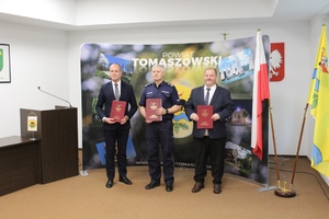 Pamiątkowe zdjęcia z podpisania porozumienia we wnętrzu sali konferencyjnej Starostwa Powiatowego w Tomaszowie Mazowieckim.